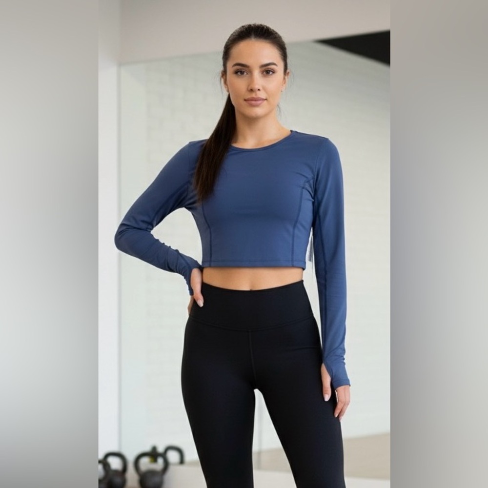 Beyond Yoga Blue Long Sleeved Cropped Top Thumbholes Size Medium